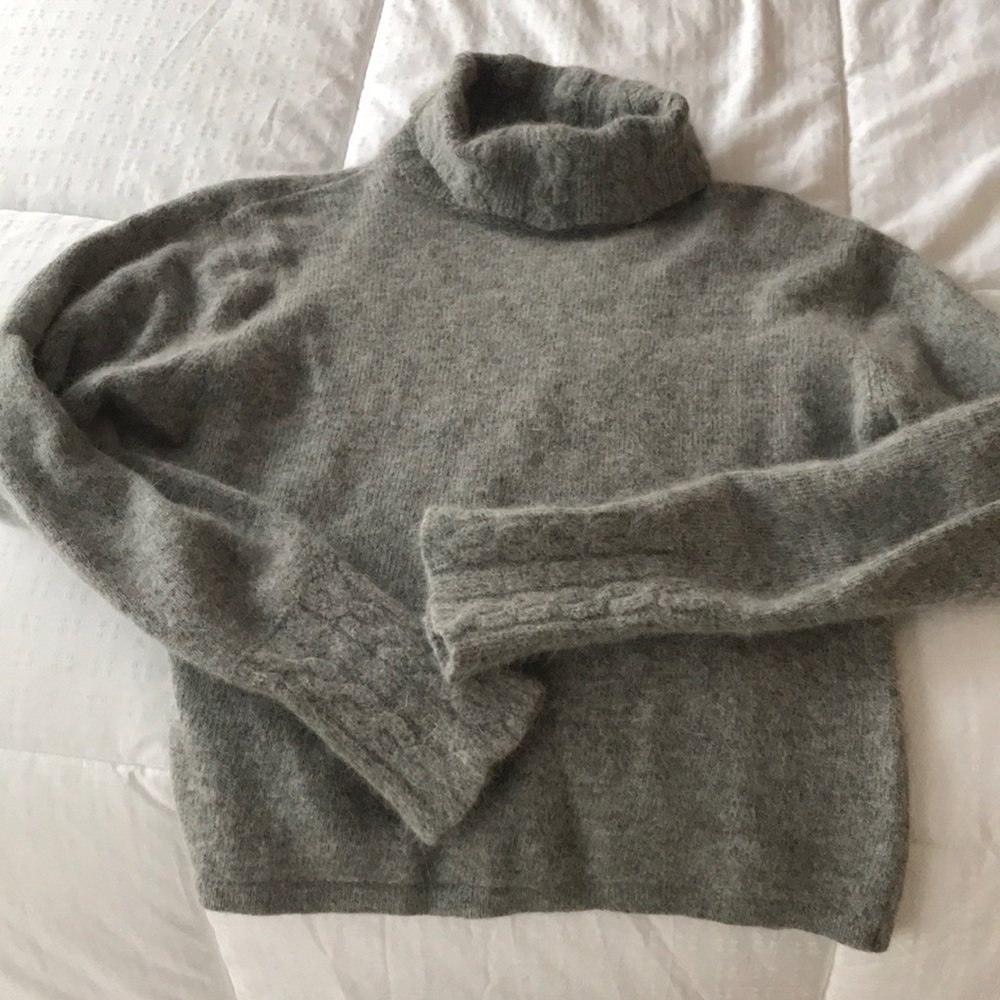 Wool turtle neck gray sweater